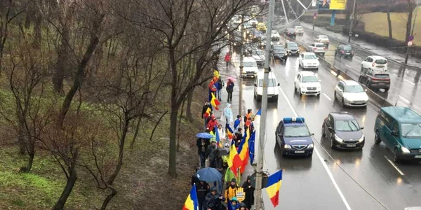 protestatarii mărşăluiesc spre Bucureşti FOTO Elena Stolerciuc