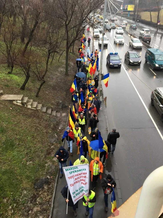 protestatarii mărşăluiesc spre Bucureşti FOTO Elena Stolerciuc