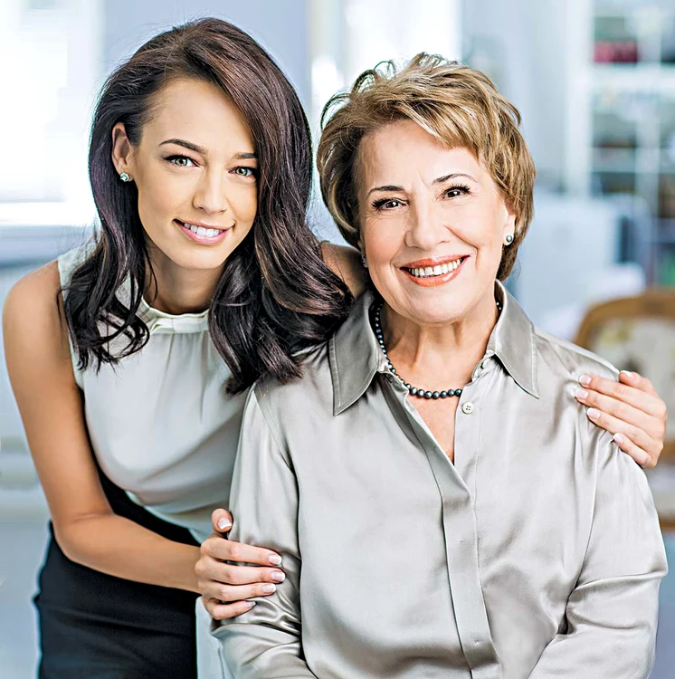 Andreea Raicu şi mama ei, Virginia, au pozat împreună pentru coperta unui catalog de produse cosmetice
