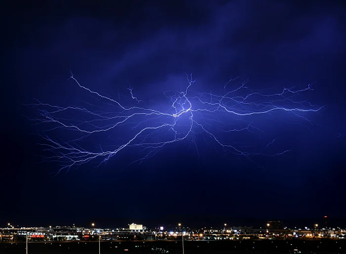 Un fulger a lovit un teren de fotbalFoto: Getty
