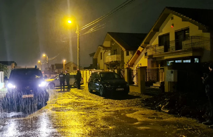 Poliţiştii DGA au descins la vila agentului Mădălin Ţărău din PTF Borş, pentru percheziţii.