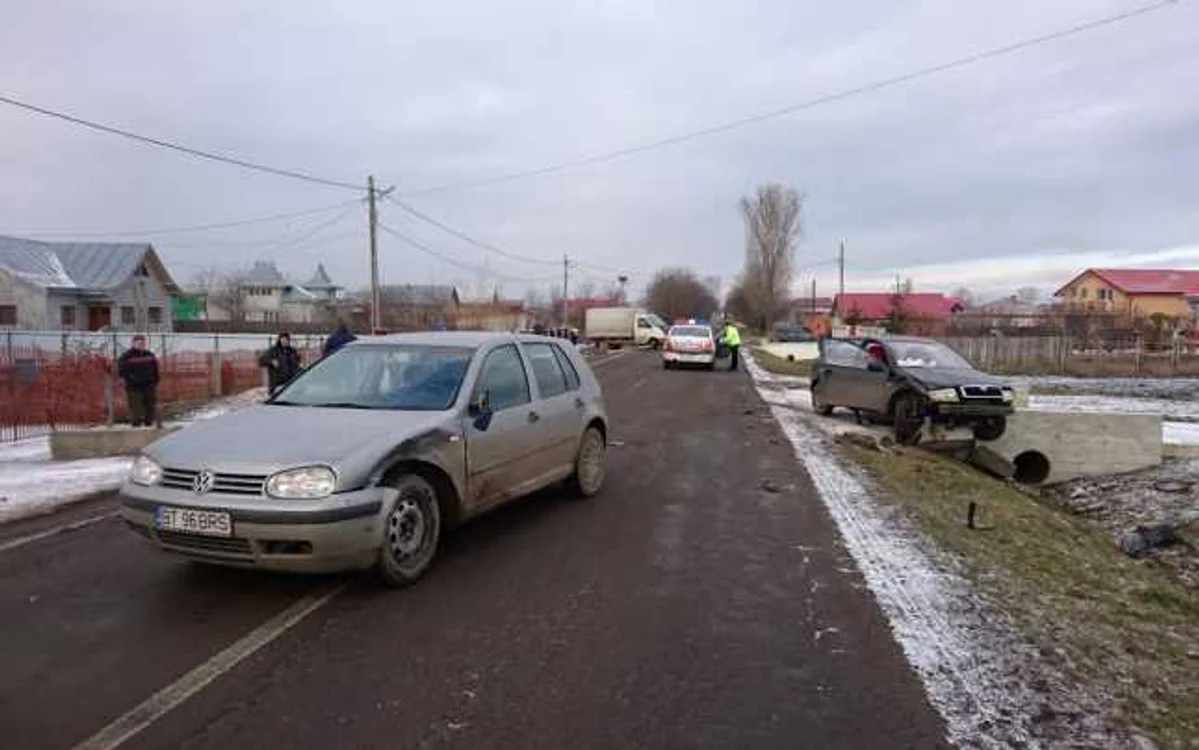 Un tânără s-a izbit cu maşina de un cap de podeţ FOTO botosaninews.ro