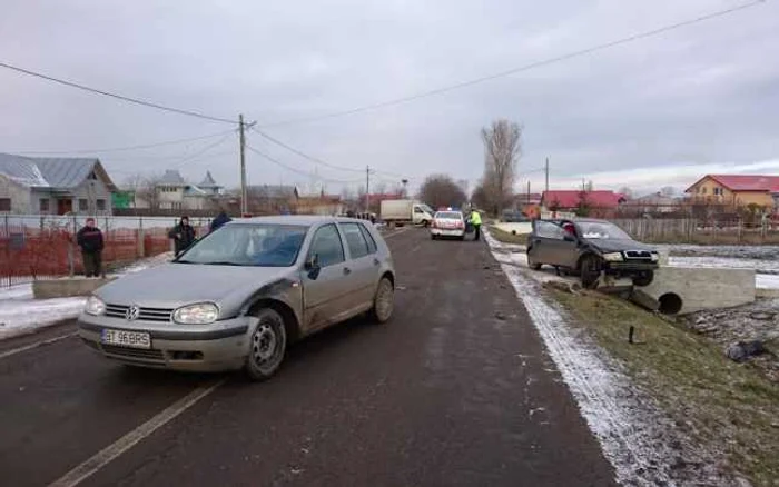 Un tânără s-a izbit cu maşina de un cap de podeţ FOTO botosaninews.ro