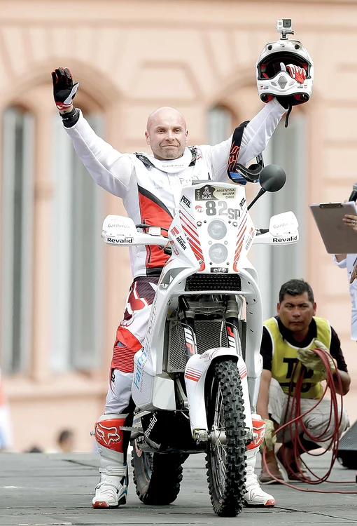 
        Michal Hernik este  al 28-lea sportiv care îşi pierde viaţa prin dunele de nisip ale Dakar-ului  