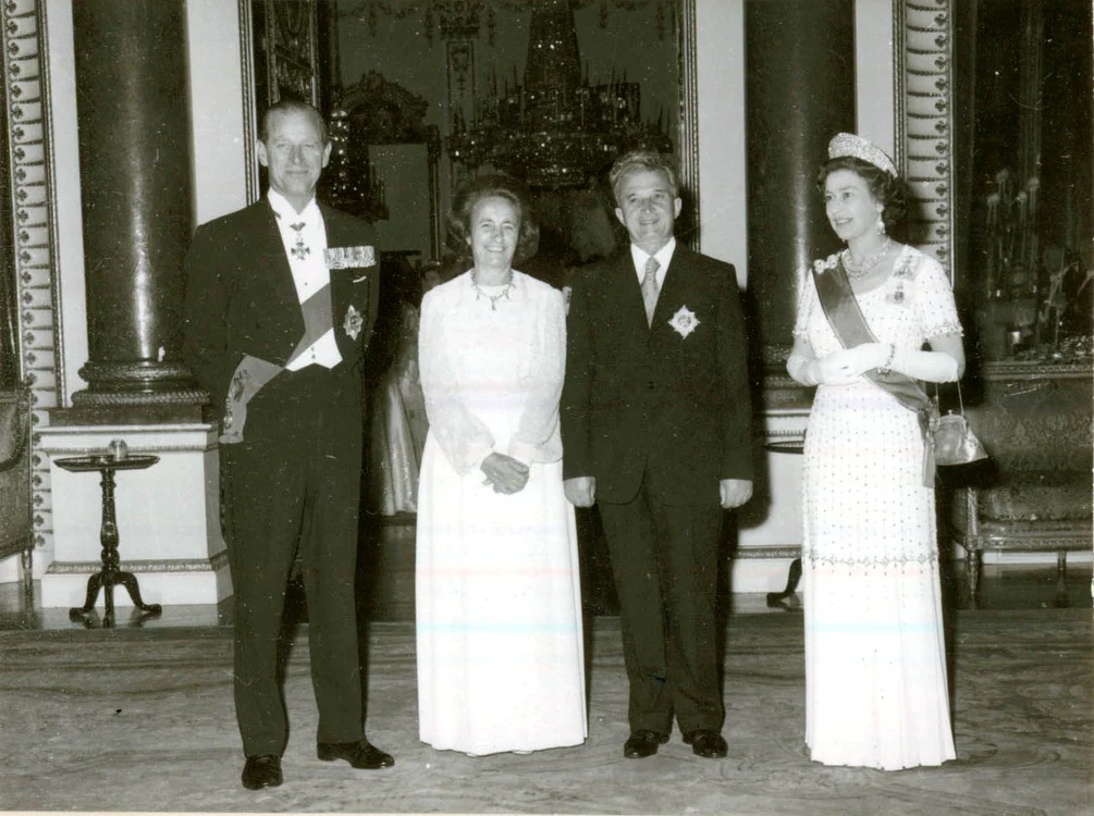 Nicolae și Elena Ceaușescu, alături de Regina Elisabeta a II-a, la Palatul Buckingham FOTO: Arhivă