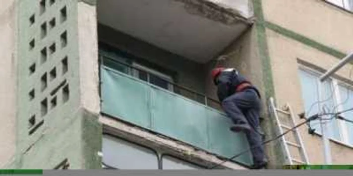 Pompierii au intervenit pentru a debloca uşa imobilului