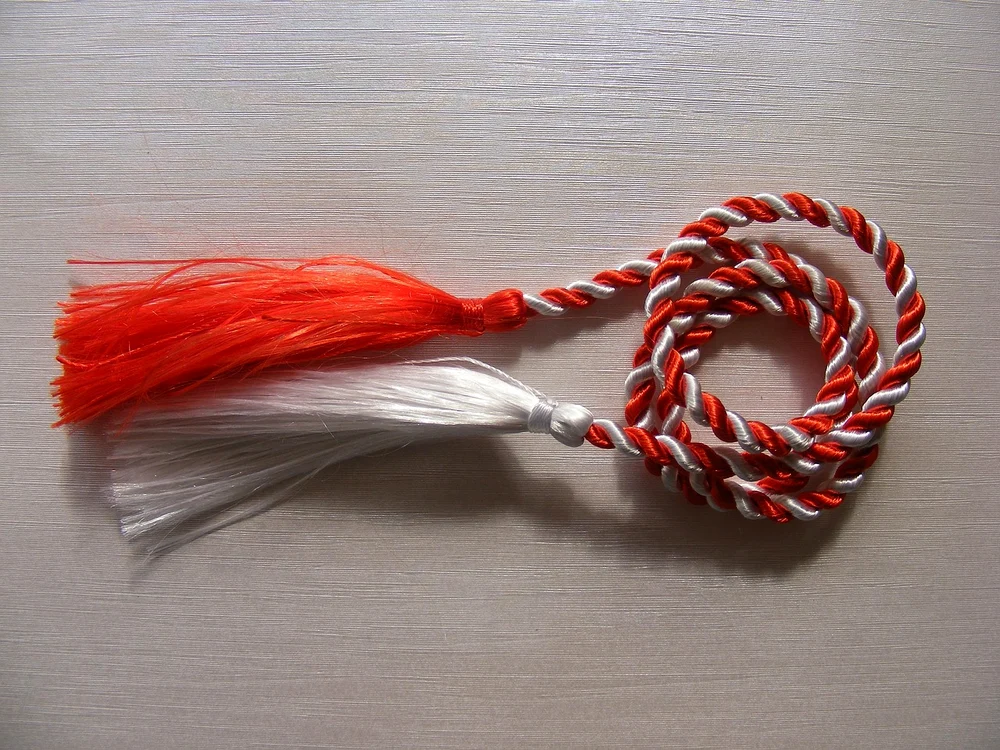Mulți se întreabă care este semnificația firului alb-roșu al mărțișorului /foto: Pixabay