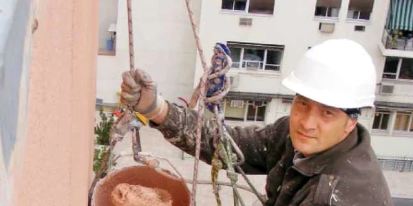 Cristian Costandache este alpinist utilitar de patru ani