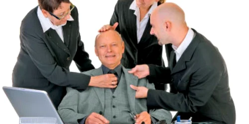 Lingăul, colegul care îl perie pe şef