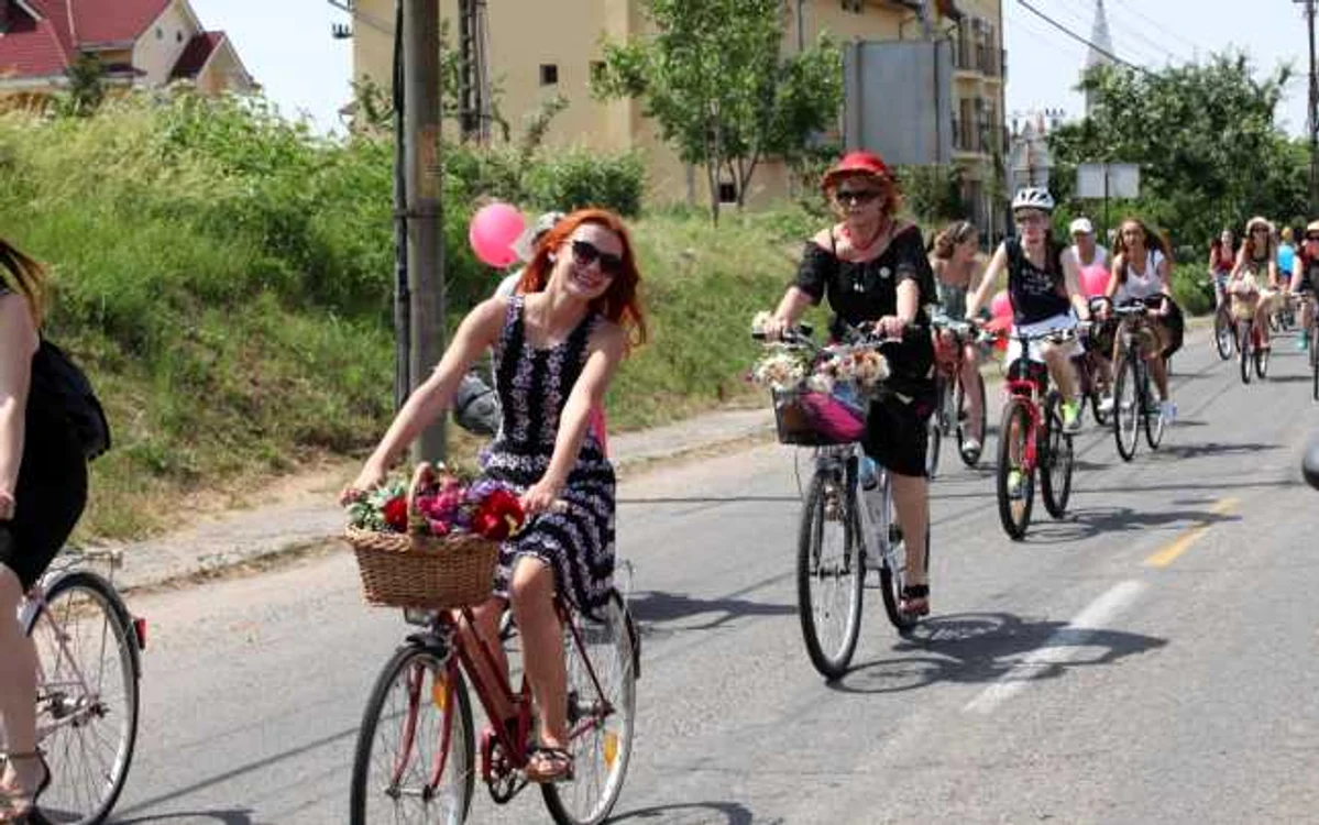 Doamnele si domnisoarele din Oradea au pedalat, in fusta, pe traseul Oradea-Baile Felix