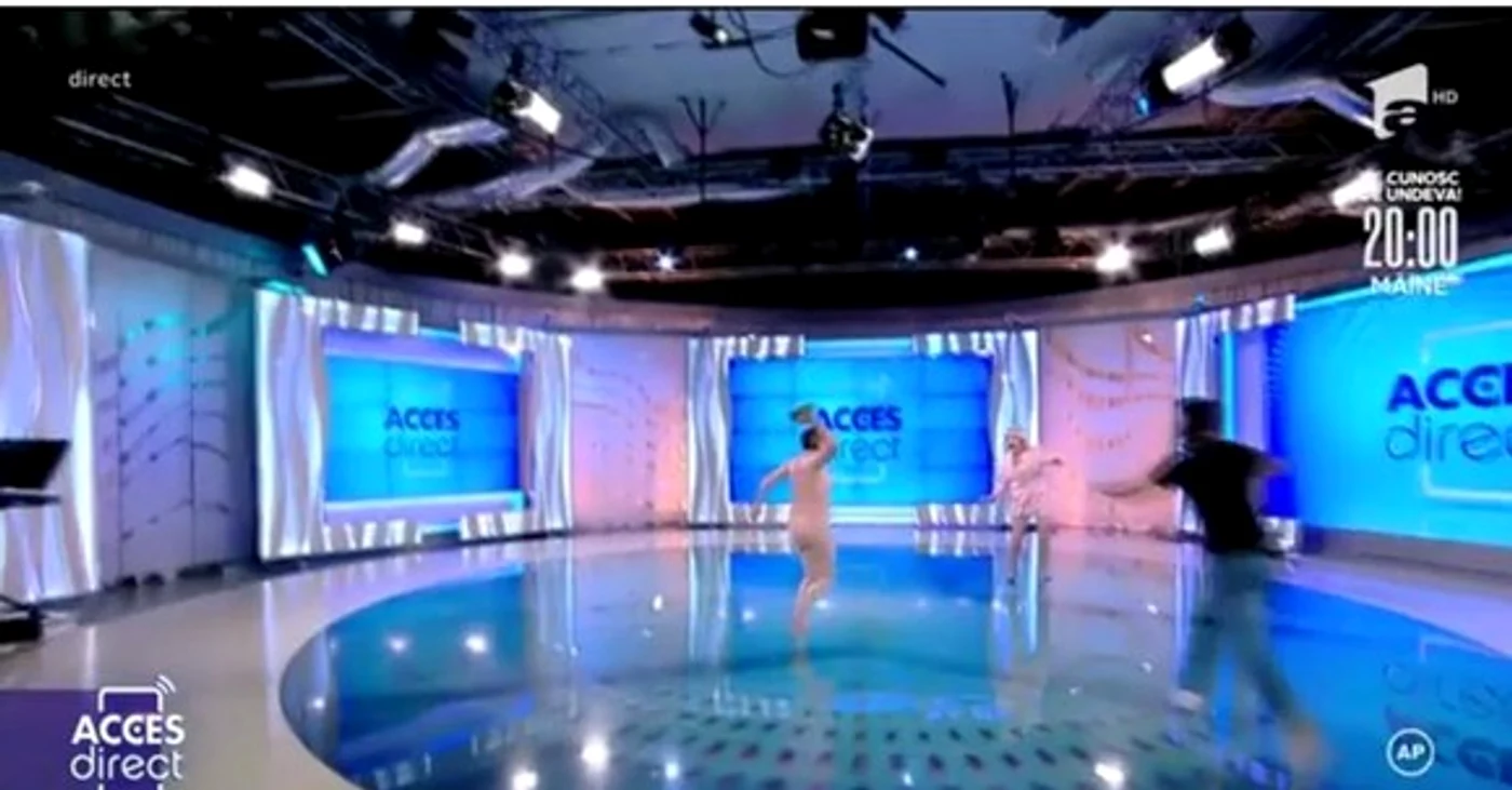 O femeie complet dezbrăcată a intrat în platoul emisiunii Acces Direct și a aruncat cu o cărămidă spre Mirela Vaidafoto: captură/Antena 1
