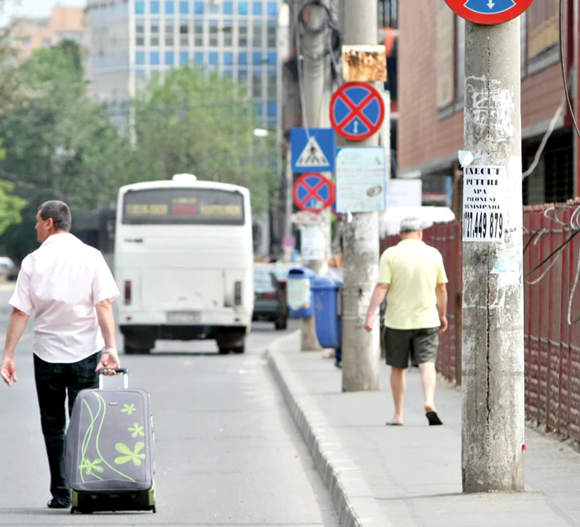Pe strada Ziduri Moşi nu poţi folosi trotuarele dacă ai bagaj voluminos