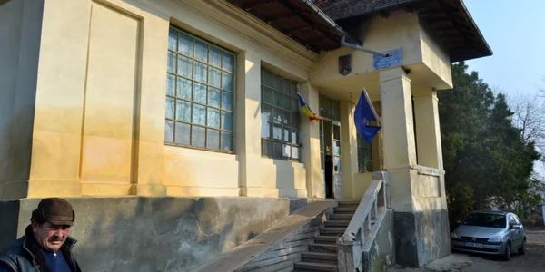 Primăria din Lungani se poate prăbuşi