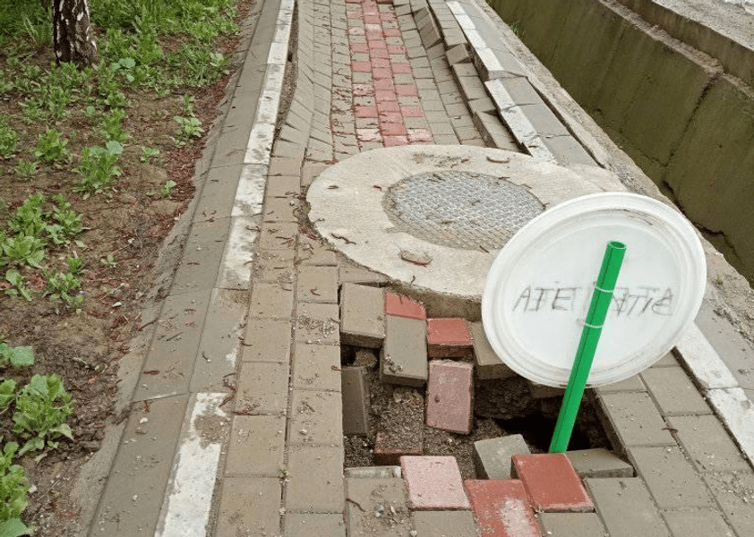 Un trotuar nou, făcut în urmă cu doar o lună, s-a prăbuşit din senin. Ce spun autorităţile