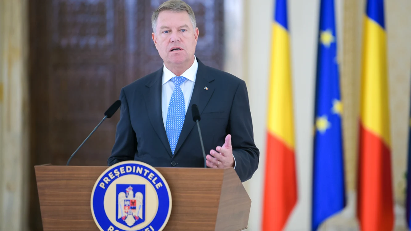 Preşedintele Klaus Iohannis a depus o coroană de flori în Piața Universității