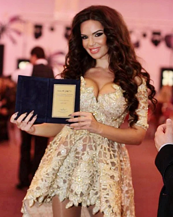 Miercuri, Loulou a primit premiul pentru "cea mai sexy artistă în 2014"