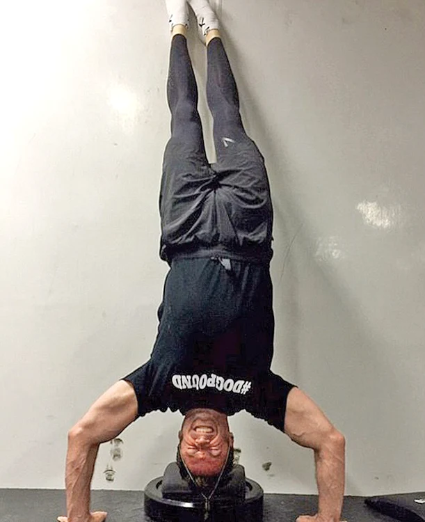 Hugh Jackman zice că stă în cap să-şi întărească muşchii şi să se relaxeze