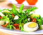 Salată din păpădie cu ou fiert