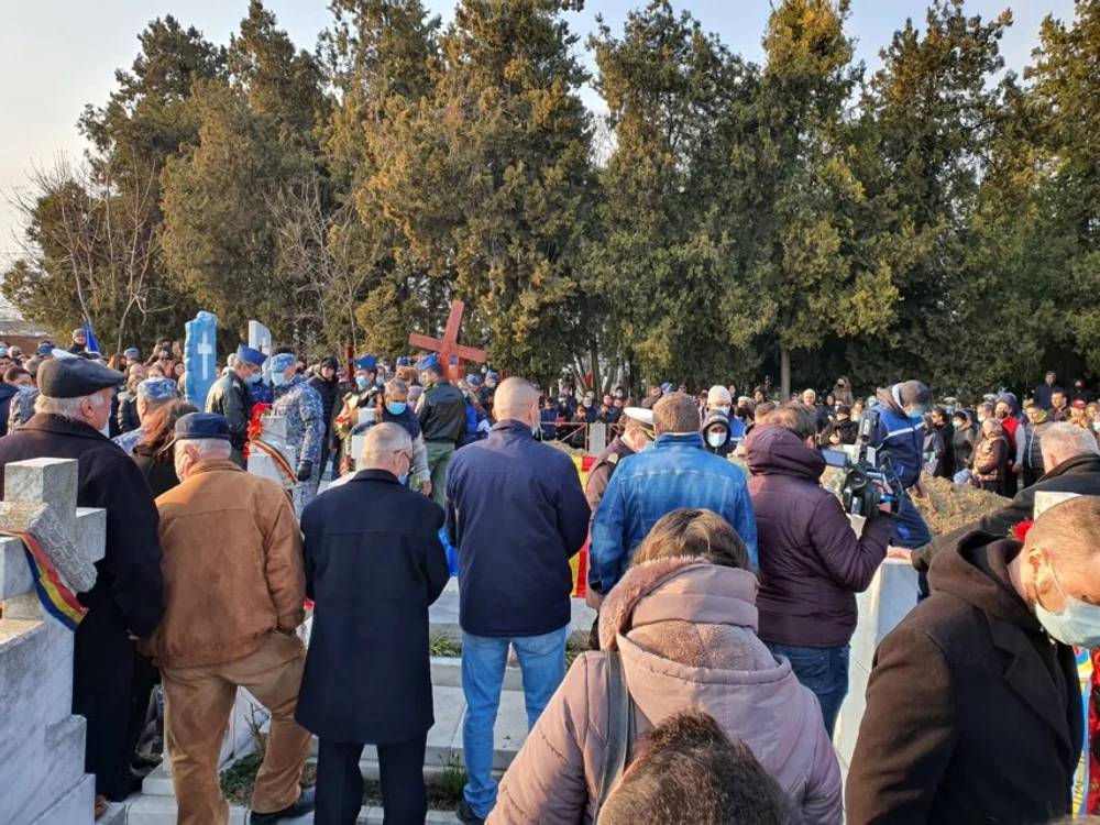 Sute de oameni au venit la funeraliile pentru cei şase militari foto: ziarulconstanta.ro