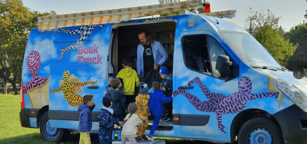 BookTruck, bibilioteca mobilă pentru copiii de la sate. Peste 3.000 de cărți ajung la elevii din mediul rural