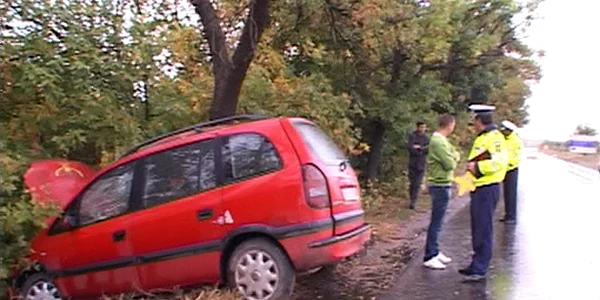 Maşina s-a oprit în copac