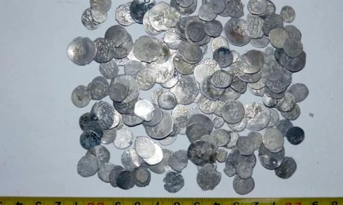 Percheziţii la braconieri de situri arheologice: au fost confiscat mii de monede antice şi medievale jpeg