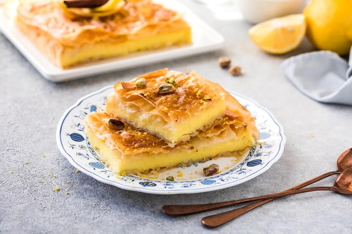 Galaktoboureko, o delicioasă plăcintă cu cremă de griș FOTO Shutterstock