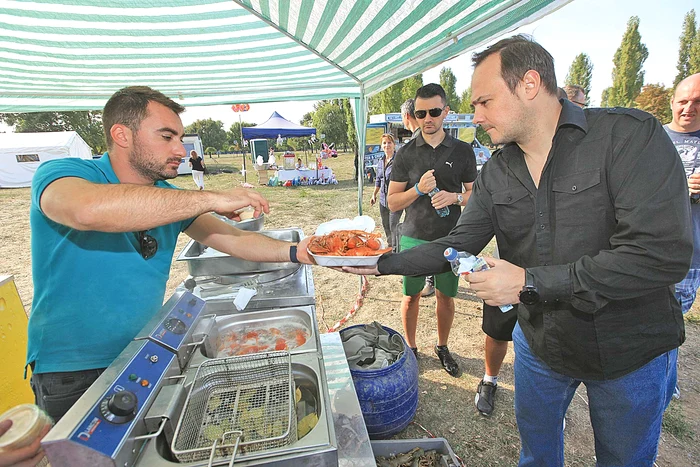 
    Paul Nicolau (în albastru) vinde kilogramul de raci vii cu 45 leiFoto: Roberto Sălceanu   