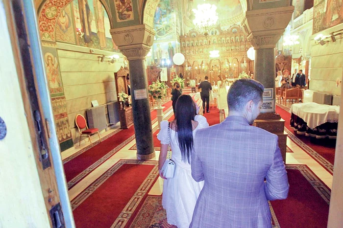 Biserica Elefterie a fost împodobită cu flori superbe