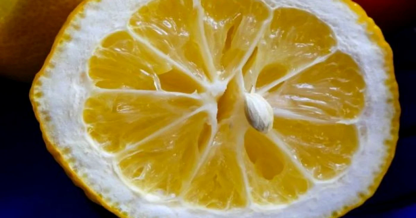 Sucul de lămâie, o metodă naturală de colorare a părului.