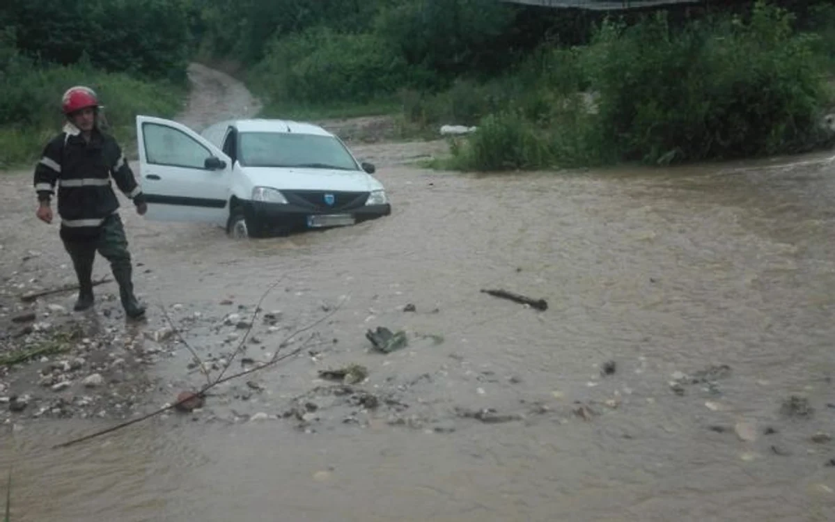 Maşina a rămas în apele râului Cârcinov