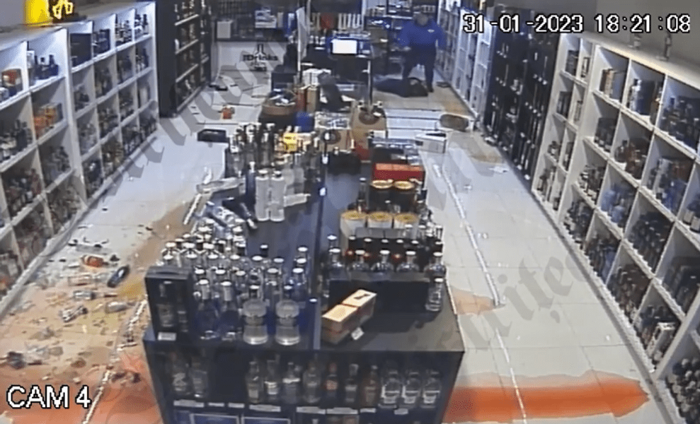 Un taximetrist a făcut prăpăd într-un magazin din Bistrița. A spart zeci de sticle de alcool