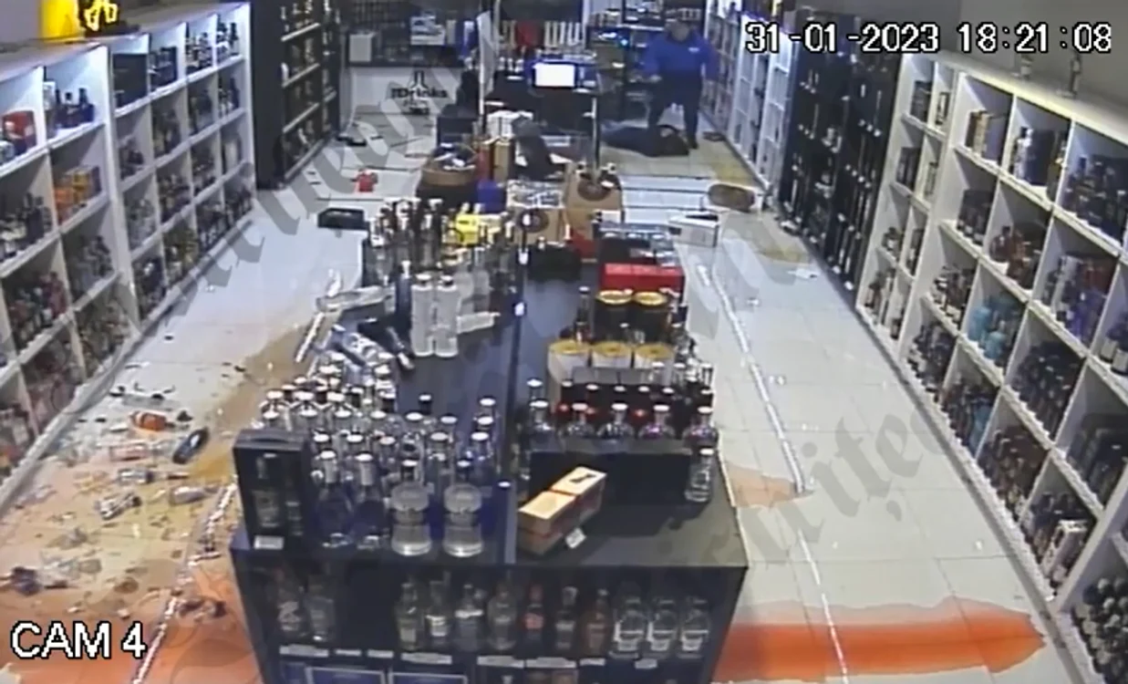 Un taximetrist a făcut prăpăd într-un magazin din Bistrița. A spart zeci de sticle de alcool FOTO Captură video 
