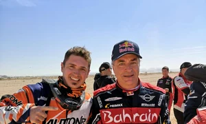 Mani și a făcut o fotografie alături de Carlos Sainz, câștigătorul de la auto jpeg