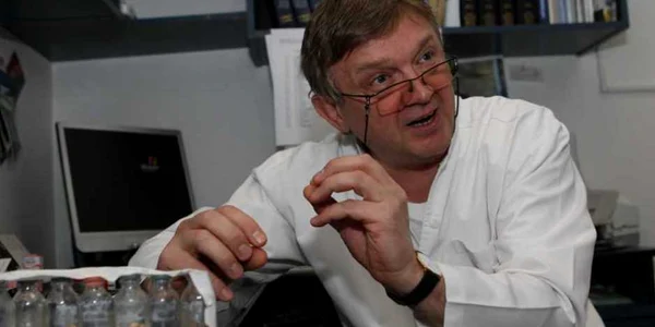 Doctorul Cătălin Pricop a primit în flacoane, de la pacienţi, piatra la rinichi pe care au eliminat-o