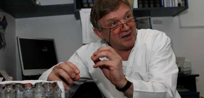 Doctorul Cătălin Pricop a primit în flacoane, de la pacienţi, piatra la rinichi pe care au eliminat-o