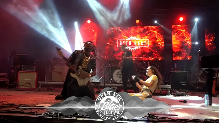 Eric Gales și Beth Hart pe scena Open Air Blues Festival Brezoi din Vâlcea Foto captură YouTube jpg