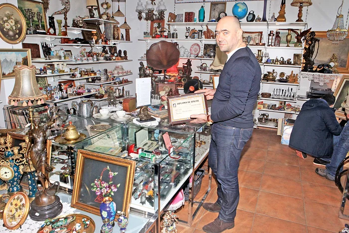 
    Cântarul de alimentară, lampa, telefonul şi maşina de cusut, sunt piese apreciate de colecţionari. Maşina de cusut – 800 leiFoto: Roberto Sălceanu  