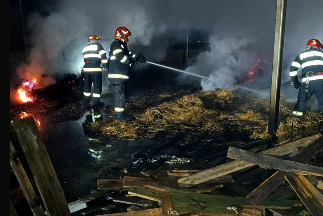 Pompierii intervin marți dimineață pentru stingerea unui incendiu. FOTO: ISU Argeș