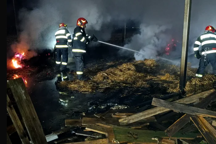 Pompierii intervin marți dimineață pentru stingerea unui incendiu. FOTO: ISU Argeș
