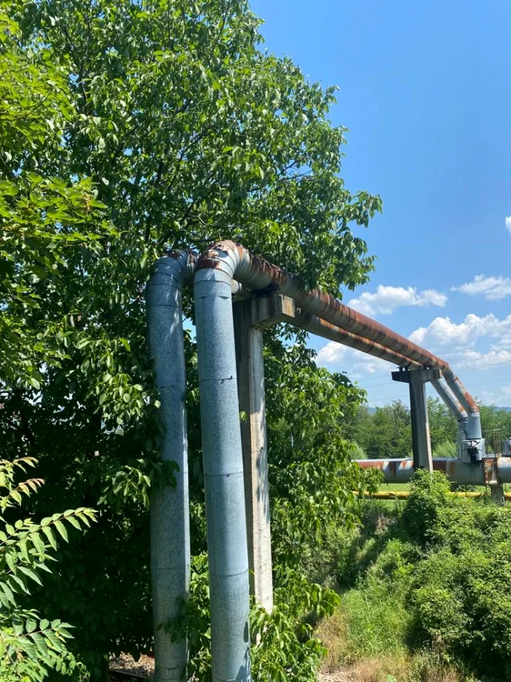 Conducta de termoficare de pe care un vâlcean a ameninţat că se va arunca Foto DMS