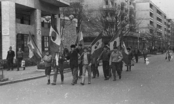 Revoluţia la Piteşti: cu fanfara împotriva teroriştilor jpeg