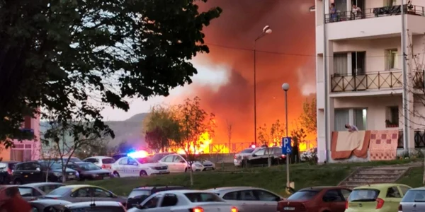 Incendiu violent cu flăcări uriaşe pe faleza Oltului din Râmnicu Vâlcea în apropierea locuinţelor Foto Adevărul