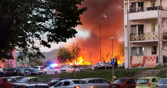 Incendiu violent cu flăcări uriaşe pe faleza Oltului din Râmnicu Vâlcea în apropierea locuinţelor Foto Adevărul