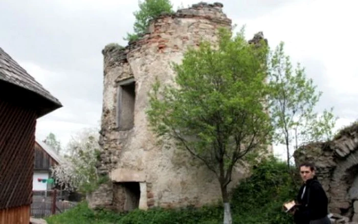 Palatul Cnejilor, Turnul lui Toderaşcu văzut din incintă; foto: Mihael Balint
