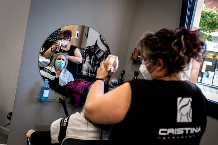 Atât clientele, cât și personalul vor purta măști de protecție