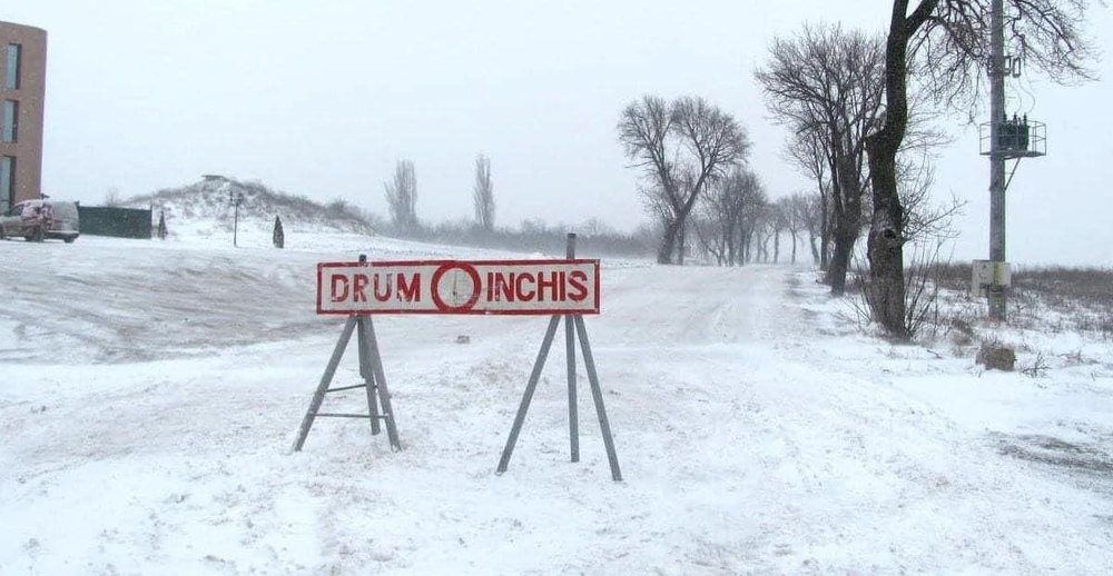Iarna blochează traficul rutier și feroviar și suspendă cursurile în școlile din mai multe județe. Lista drumurilor închise
