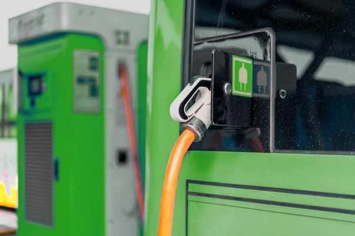 Microbuze electrice / Foto: Facebook / Nicușor Dan