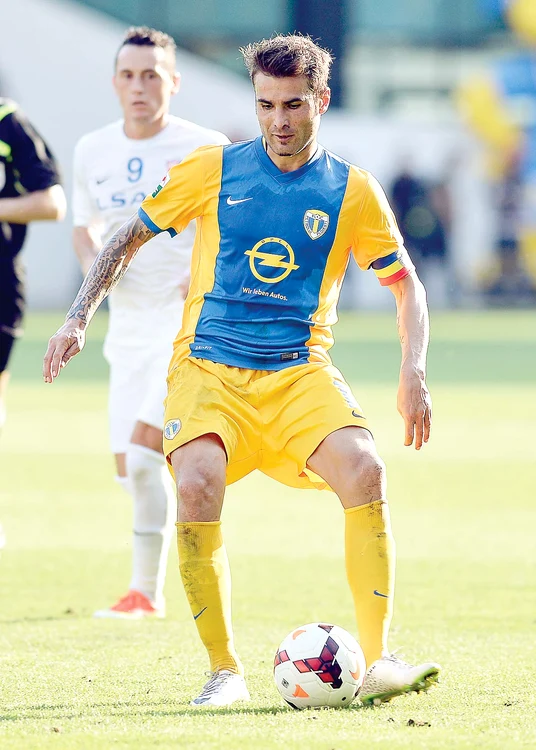 Sătenii din Jucu anunţă un stadion de fete plin care vor veni să-l vadă pe "Briliantul" Adrian MutuFoto: Răzvan Păsărică