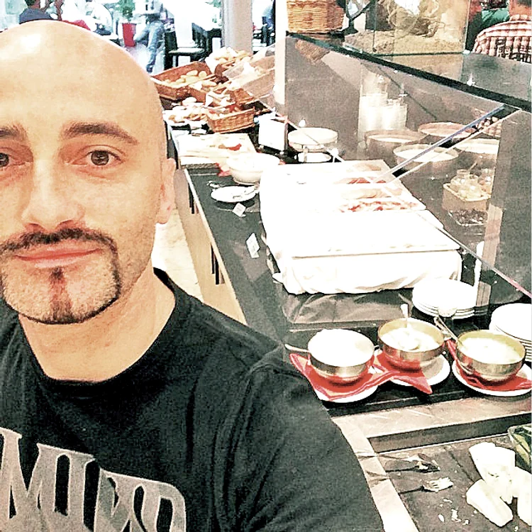 Participă la dineuri